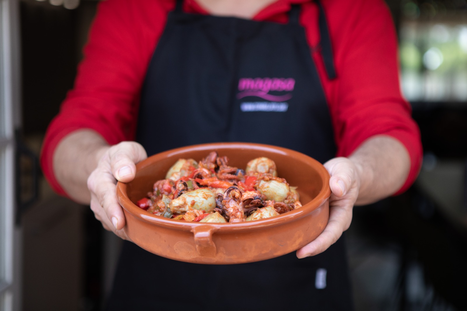 Cassola de cors de carxofa i popets amb samfaina